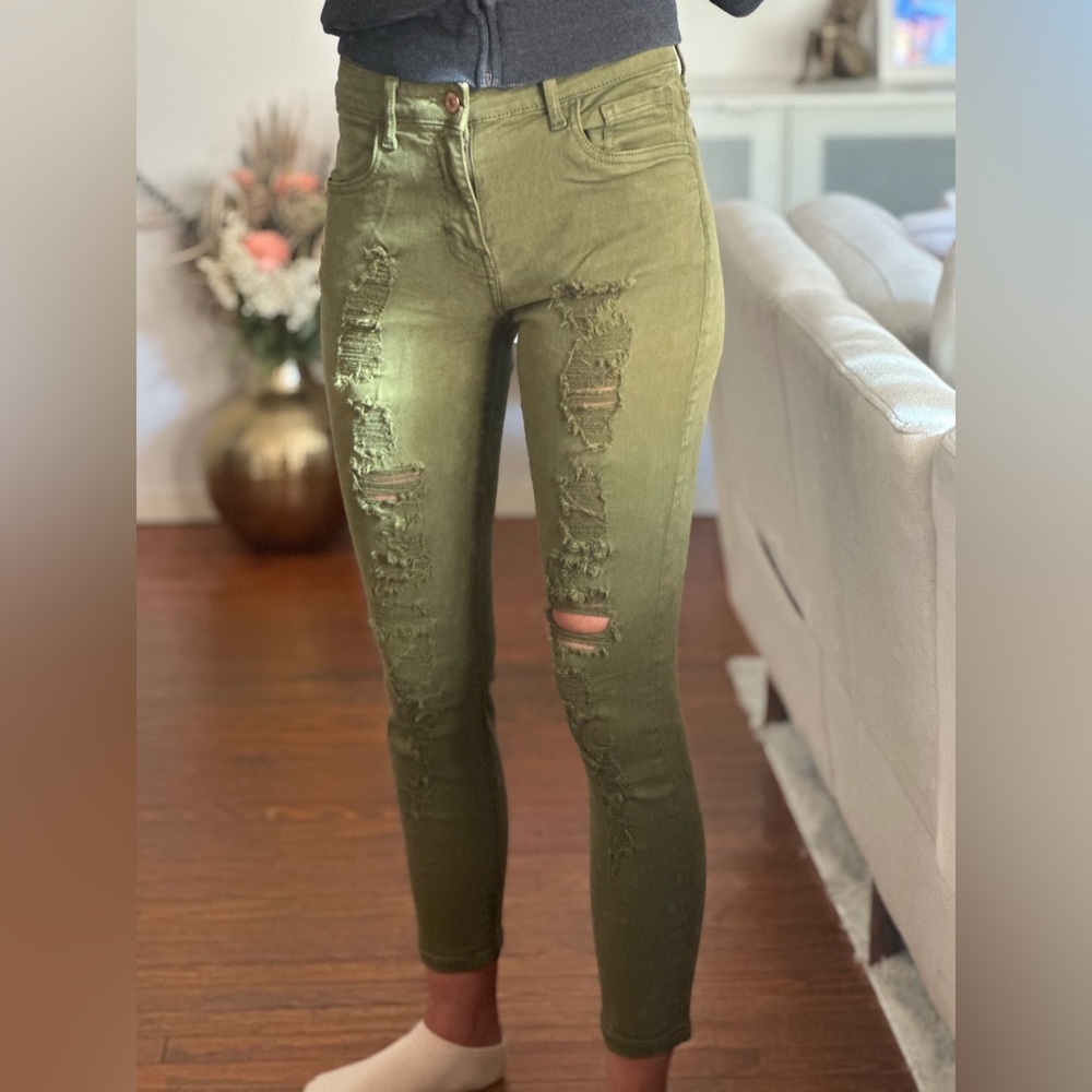 🆕 Forever 21 Army Green Distreesed Skinny Pants